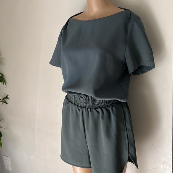 Super Comfy Light Green Short Sleeve Romper with Elastic Waist size L - Picture 2 of 3